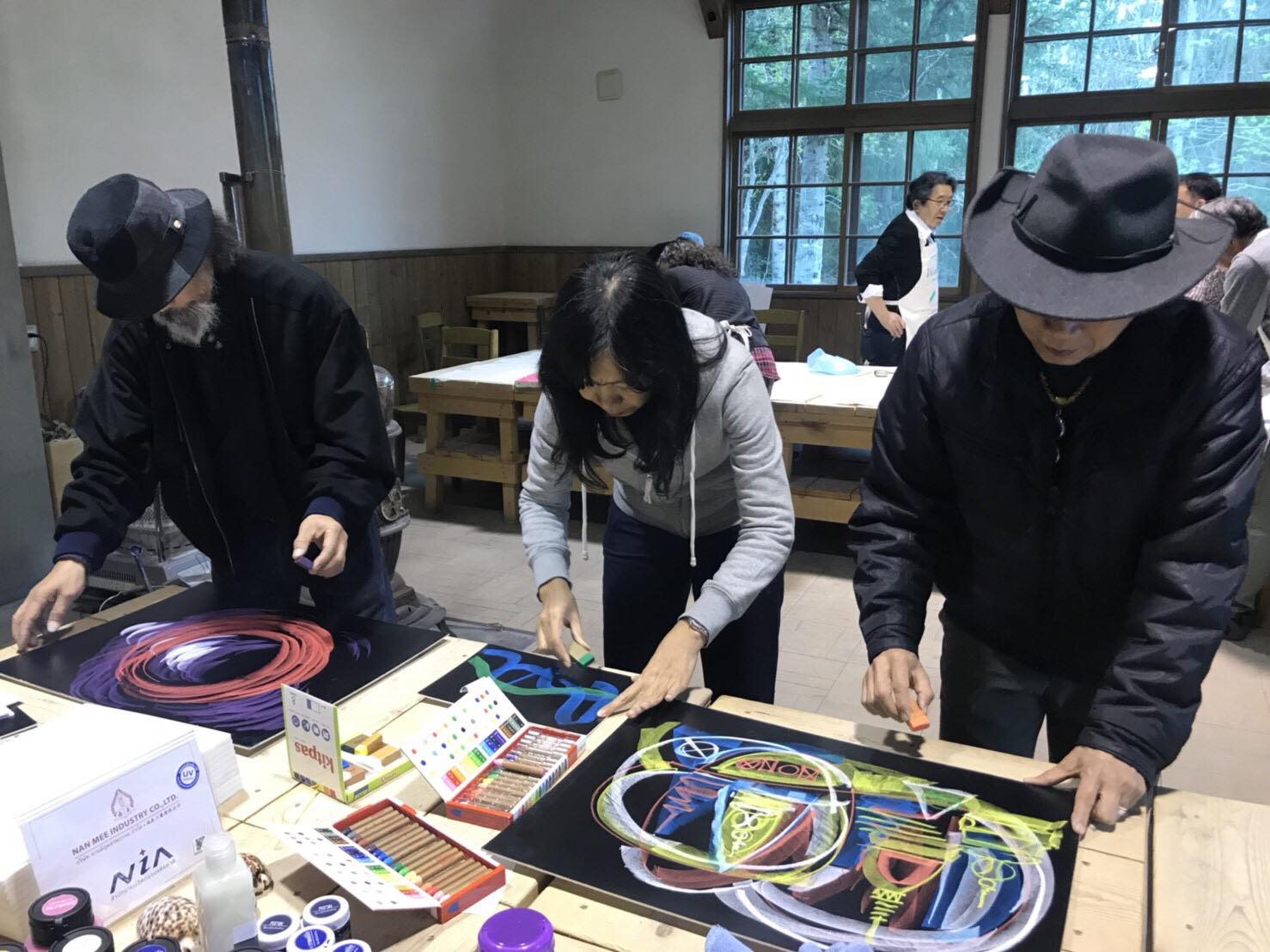 キットパスで絵を描くタイ芸術家