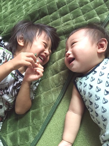 大好きな弟にお兄ちゃん笑顔溢れるの画像