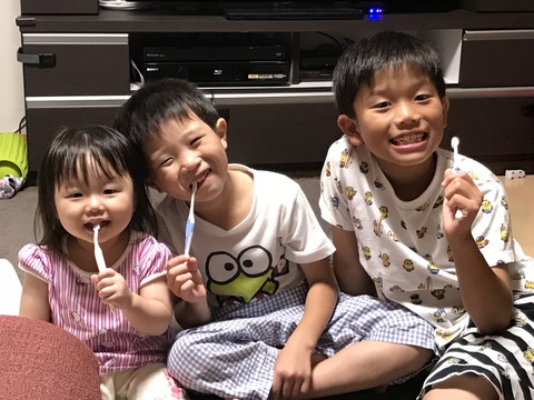 仲良く歯みがきの画像