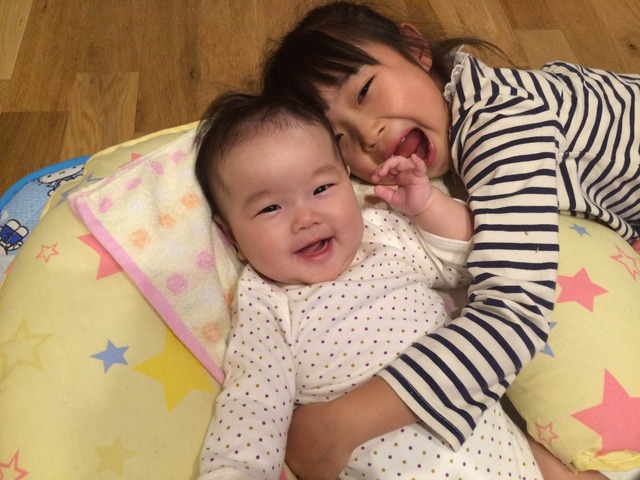 にこにこ笑顔のなかよし姉妹の画像