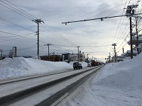 施設前の国道12号の画像