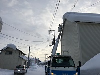 施設前の倉庫の雪庇（せっぴ）の画像