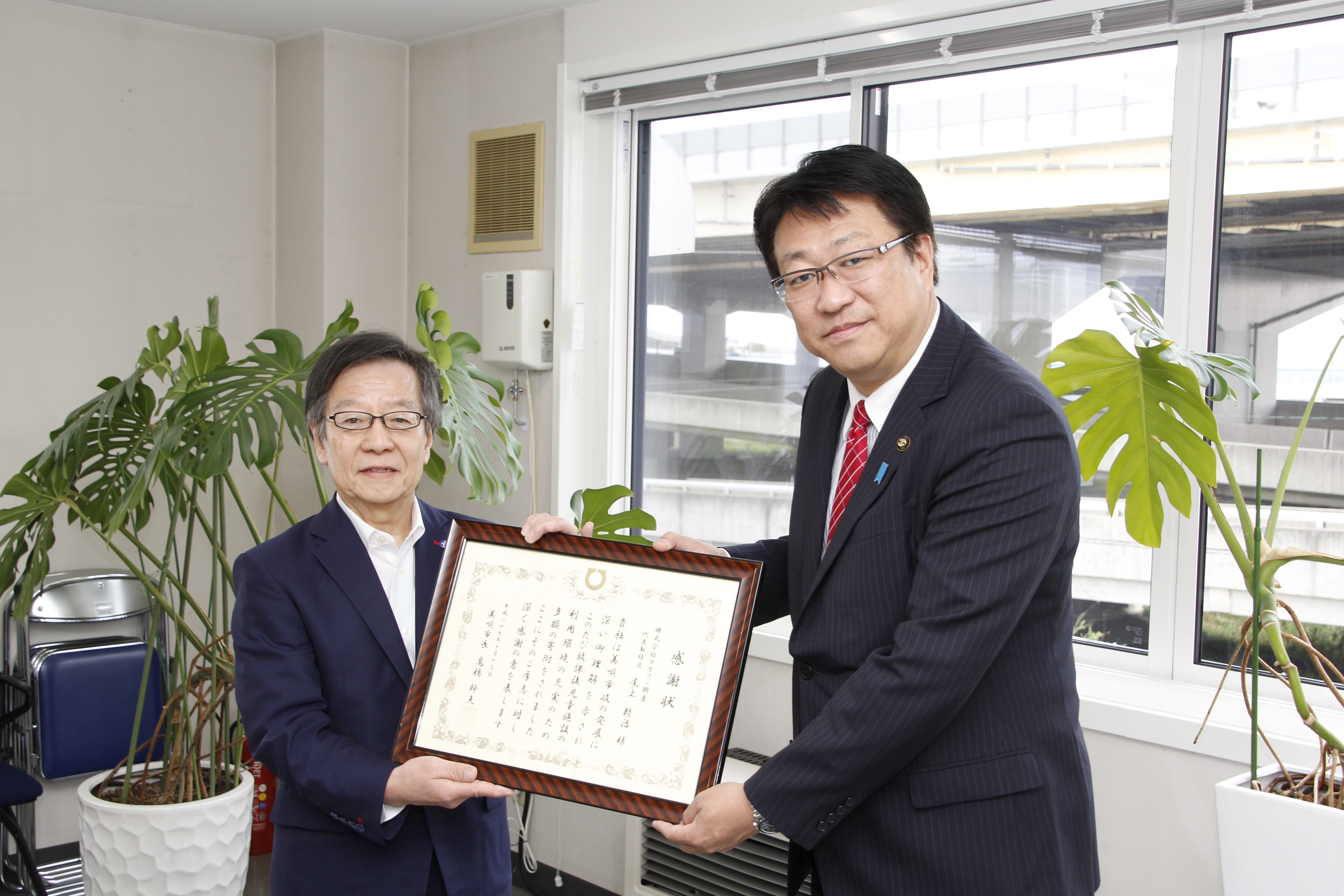  株式会社タカフジ興産 代表取締役 尾上様と高橋美唄市長の画像