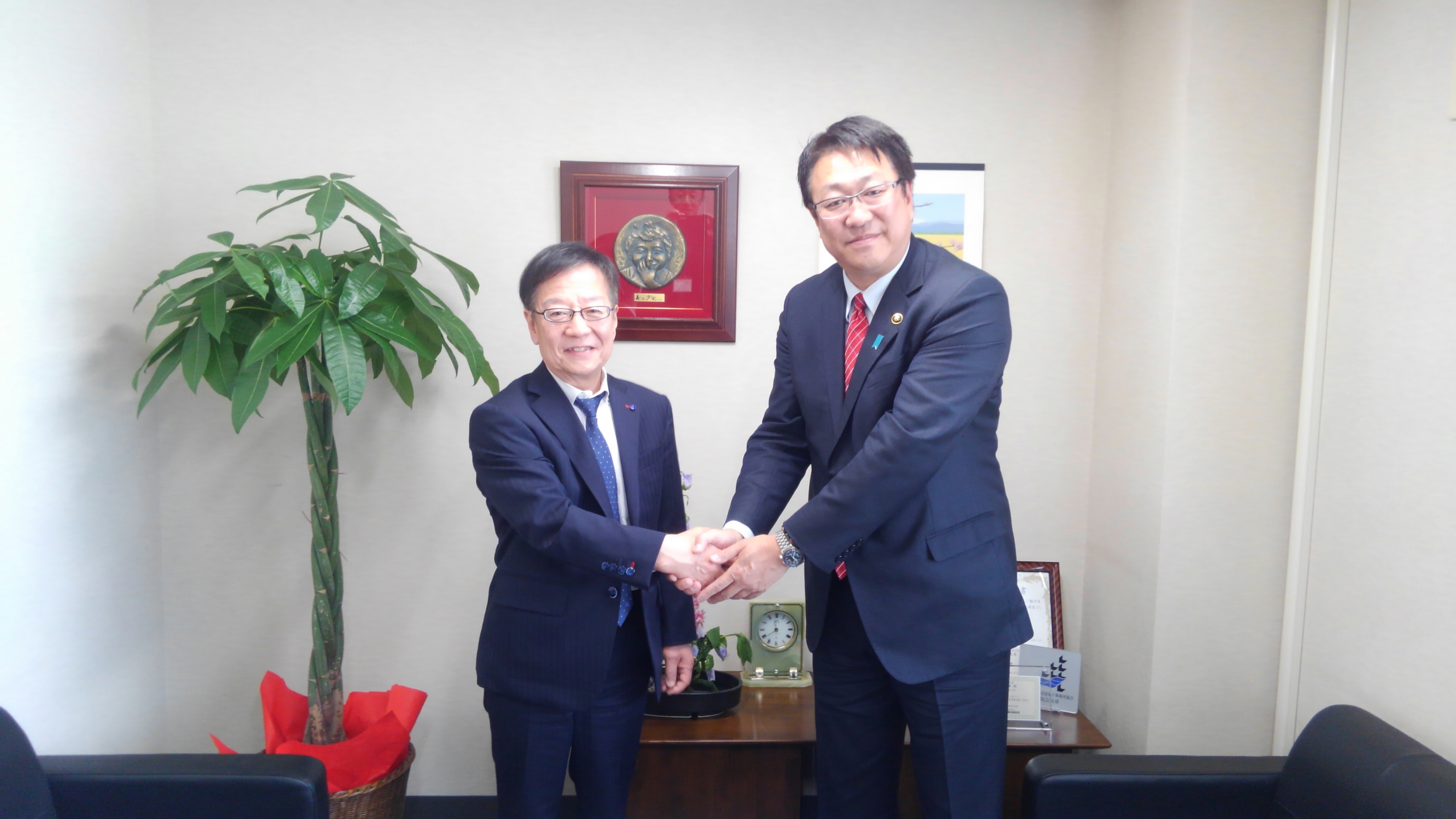 寄附者である株式会社タカフジ・株式会社タカフジ興産の代表取締役　尾上 精治 様と美唄市長　高橋 幹夫の画像