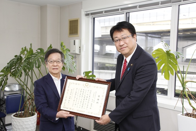 株式会社タカフジ興産 代表取締役 尾上様と高橋市長の画像