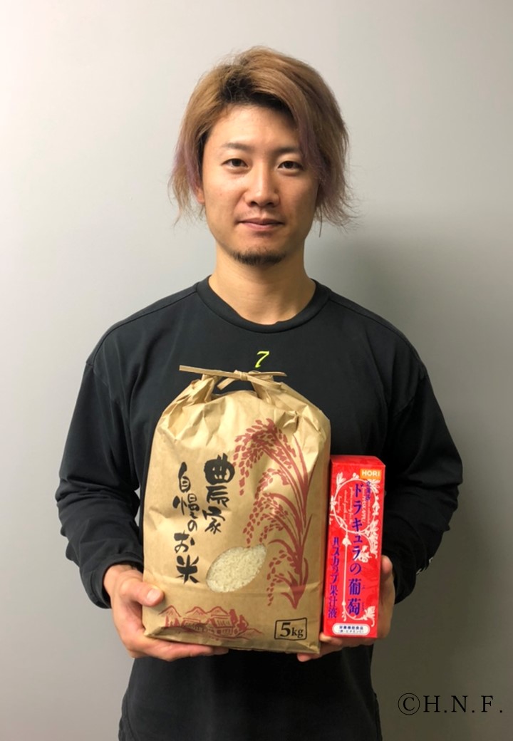 西川選手(特産品贈呈)の画像
