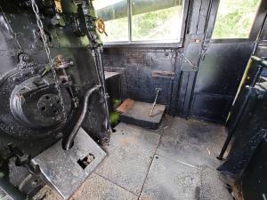 座席を外した運転室内