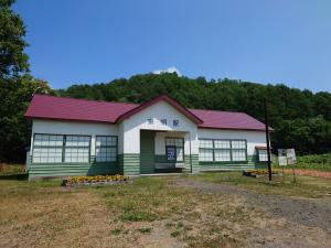綺麗に塗られた東明駅舎