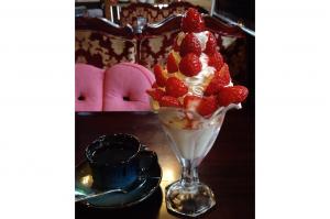 ジャンボストロベリーパフェ