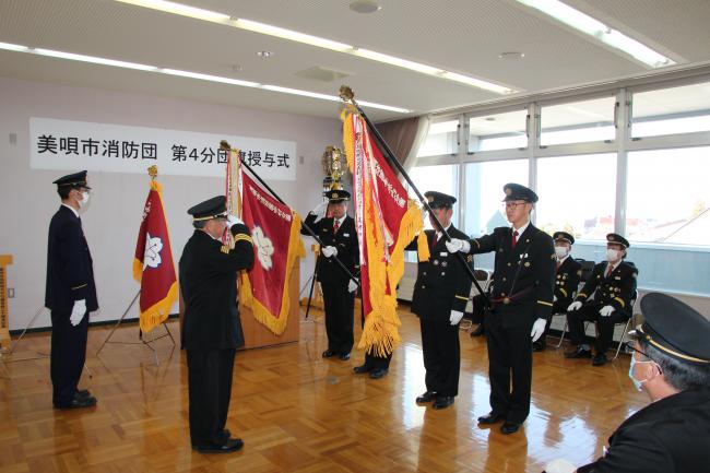 団長に敬礼