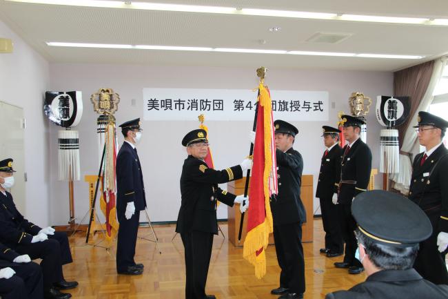 茶志内分団旗返納