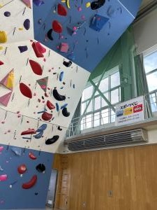 クライミング壁と旗