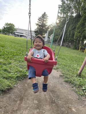公園でブランコ