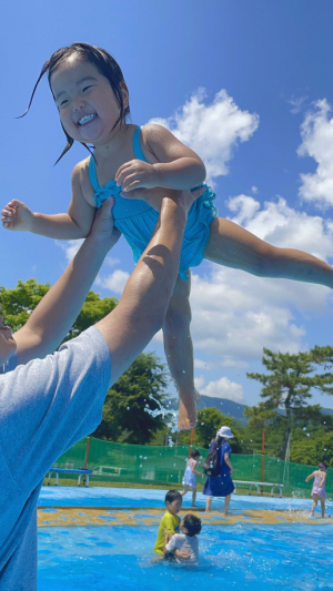 夏空に弾ける笑顔
