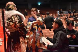 会場にて再会に喜ぶ３人