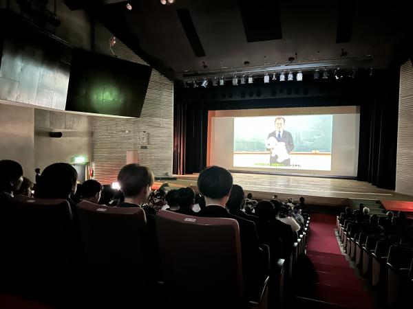 ビデオメッセージを見る二十歳のみなさん